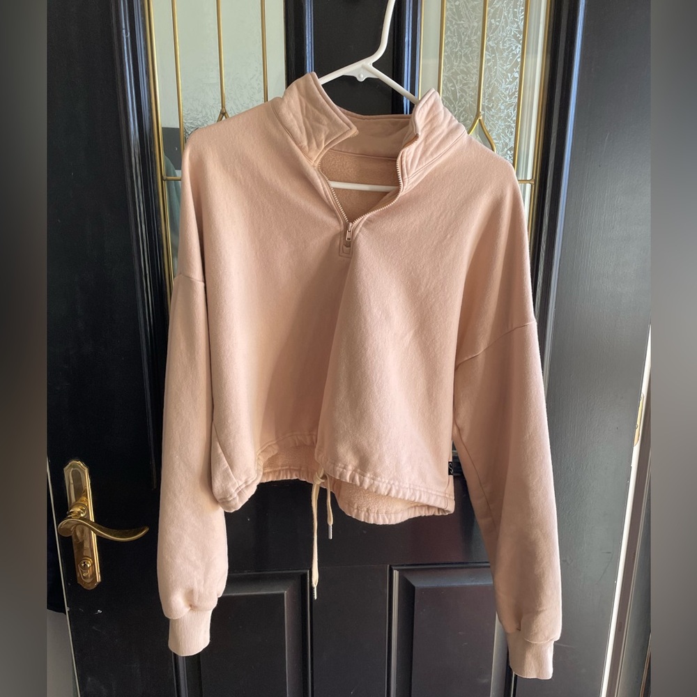 Cropped cream sweatshirt, quarter zip and drawstring